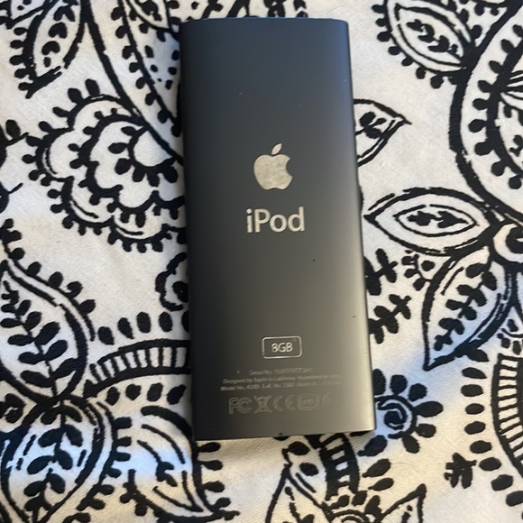Used Apple Ipod. 8Gb space - Picture 2 of 4